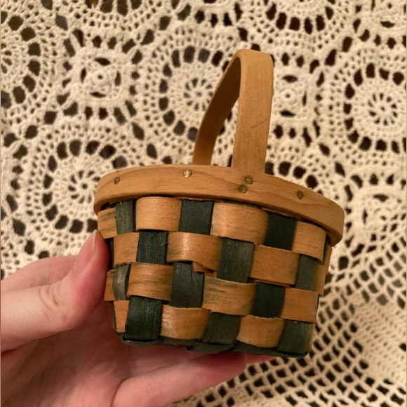 Small Checkered Pattern Basket - Picture 5 of 10